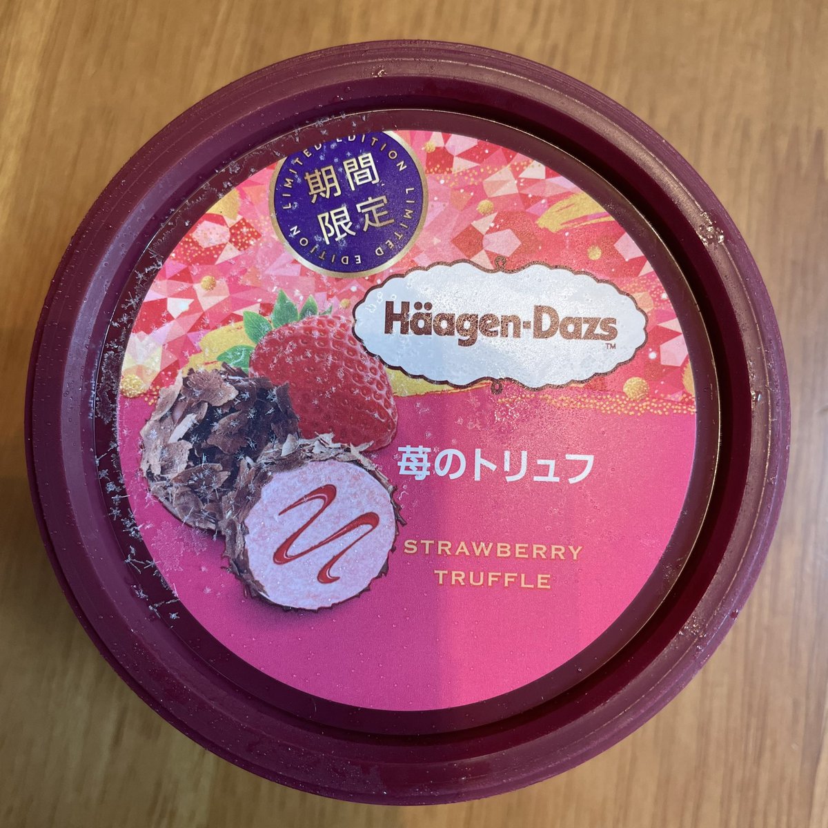 gogonijntje's tweet photo. #HaagenDazs #期間限定 #LIMITED_EDITION #苺のトリュフ #STRAWBERRY_TRUFFLE #アイスクリーム #生乳 #北海道 #ストロベリー果汁 #ストロベリーピューレ #ストロベリーソース #チョコレートチップ #準チョコレート #110ml #ハーゲンダッツ #JAPAN https://t.co/V8WL3vdNwD