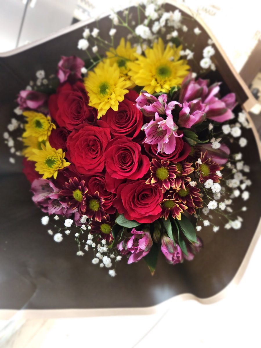Hectorin: Amor ya venia a la casa con unas flores para ti pero no era el tipo de flores que te gustan y se las di al vigilante que se las diera a su esposa y fui por otras para ti ❤️
Ti Amo💕