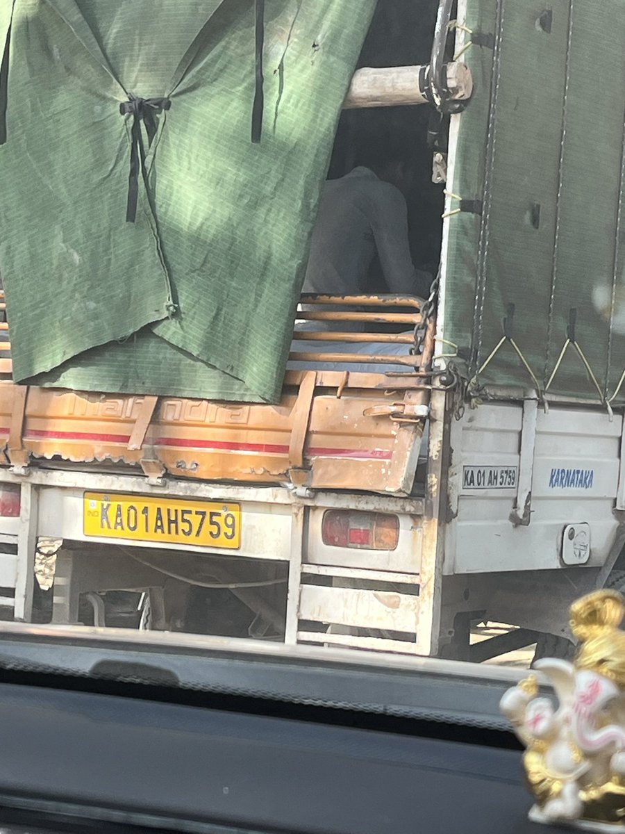 Sangeetha1888's tweet image. This is on the famous Panathur-Balagere Road ( called as RUB ).
Where most of us wait in queue for more than 30-40 mins to cross.
Some very smart people like ( PRATAP VIKRAMAN ) think rest of us who are waiting are actually fools.
Look at the audacity questioning!