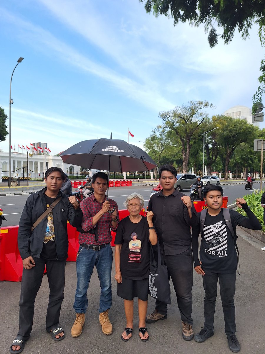 sumarsih11's tweet photo. Ayo ke @AksiKamisan
Hari ini tg. 15/2/'24 kita jumpa lagi dlm aksi ke-805, jam 3-5 sore diDepan Istana Presiden, Jakarta.

Bawa payung bagi yg mempunyai &amp; sebaiknya berwarna hitam sebagai lambang keteguhan.
@dipanggilwawan korban Semanggi I - 13 November 1998 https://t.co/Vy5JiqhKTf