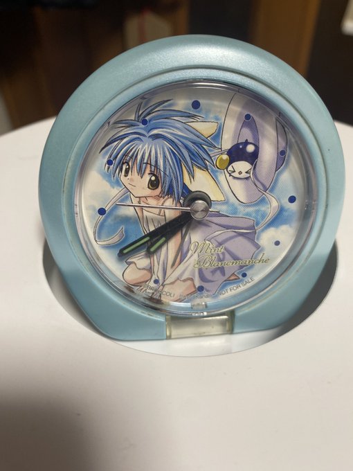 最近よく見る激レアグッズ程じゃないけど、こないだ実家で見つけた、だいぶ昔なんかでもらったギャラクシーエンジェルのミントさん時計かなん先生の描く女の子かわいい 