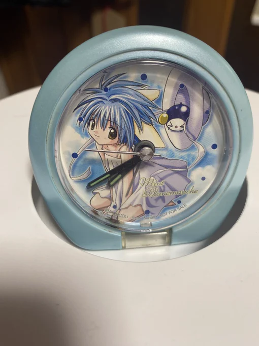 最近よく見る激レアグッズ程じゃないけど、こないだ実家で見つけた、だいぶ昔なんかでもらったギャラクシーエンジェルのミントさん時計かなん先生の描く女の子かわいい 