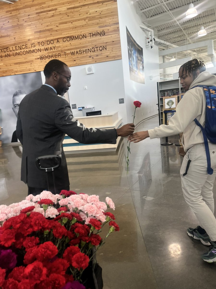Our principal has given flowers to every female teacher, administrator, support staff and young woman @BTW_Houston for the last nine years. @_cphilli2 , thank you for always being the perfect gentleman and showing our young scholars true success!!!@HoustonISD @HoustonTX