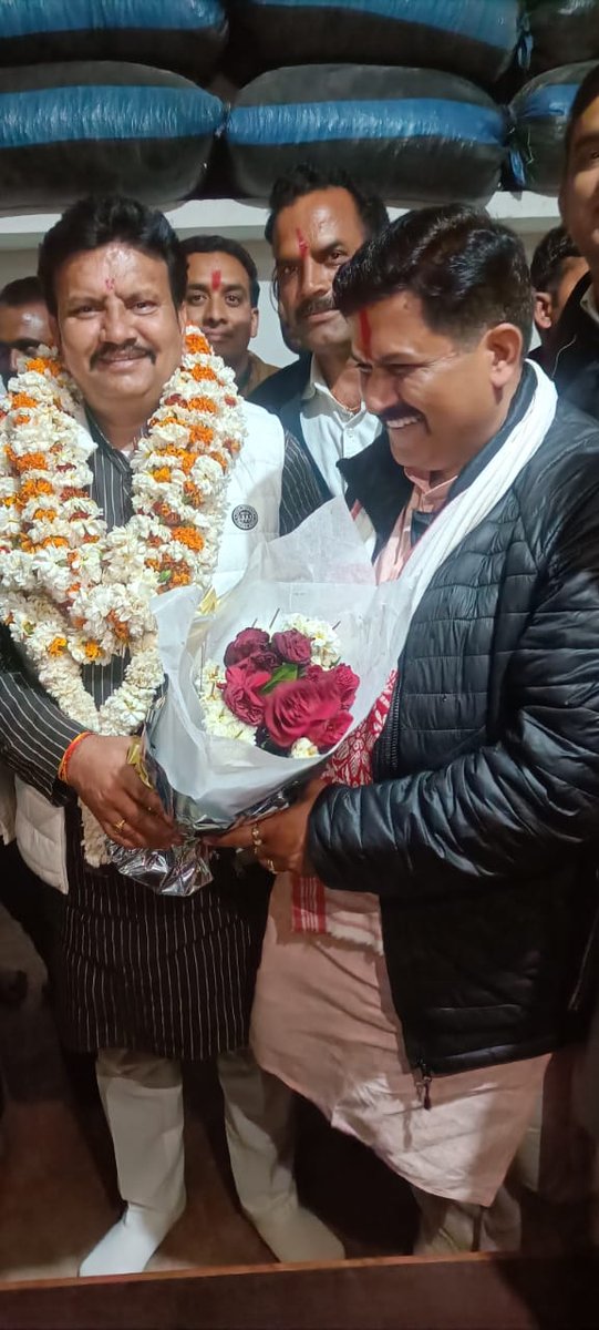 DrKPSinghYadav's tweet image. कल चंदेरी विधानसभा की ग्राम सिंगपुरताल में सांसद प्रतिनिधि श्री राम राजा यादव जी के जन्मदिन मनाया। इस मौके पर सांसद प्रतिनिधि जिला पंचायत अध्यक्ष श्री राव अजय प्रताप सिंह यादव जी, सम्मानित सांसद प्रतिनिधिगण एवं समस्त ग्रामवासी सम्मिलित रहे।
@narendramodi @AmitShah @JPNadda…