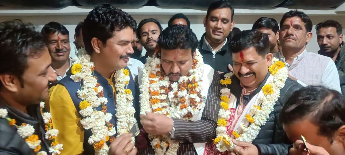 DrKPSinghYadav's tweet image. कल चंदेरी विधानसभा की ग्राम सिंगपुरताल में सांसद प्रतिनिधि श्री राम राजा यादव जी के जन्मदिन मनाया। इस मौके पर सांसद प्रतिनिधि जिला पंचायत अध्यक्ष श्री राव अजय प्रताप सिंह यादव जी, सम्मानित सांसद प्रतिनिधिगण एवं समस्त ग्रामवासी सम्मिलित रहे।
@narendramodi @AmitShah @JPNadda…