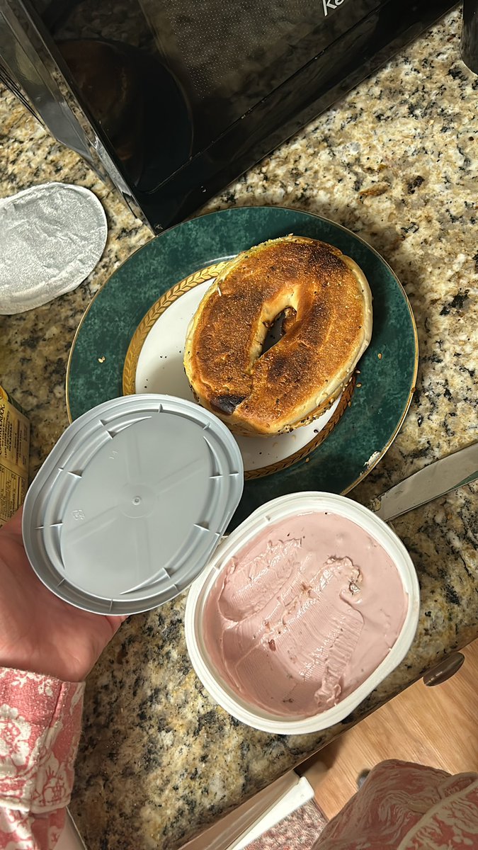 Woah cream cheese same shape as the bagel 🤯
