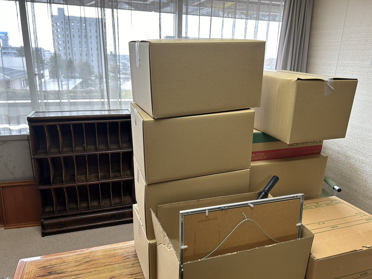 市長室片付け終了。私の私物の書籍や書類は段ボール10個、後ろの 