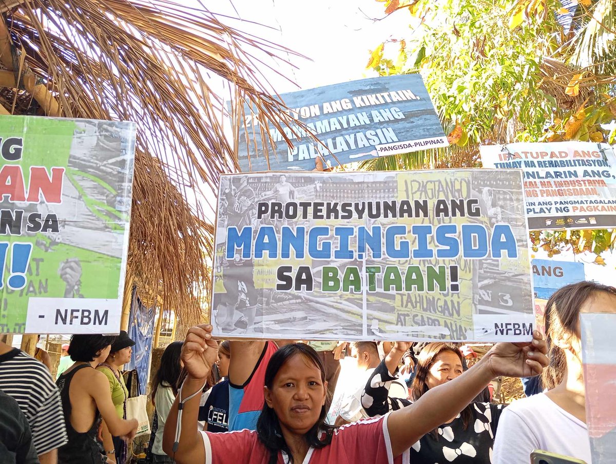 DerekCabe13's tweet photo. The Mandamus on the Manila bay clean up is being used as an excuse to drive away the fishers from their land &amp; fishing grounds while corporations are free to destroy the ocean by reclaiming and quarrying the ocean with impunity. So, again, development for whom? 
#saveourfishers https://t.co/d8hwGg9dff