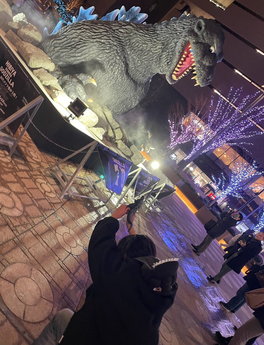 sakuri_godzilla's tweet photo. 沢山のいいねありがとうございます〜！

フォロワーも増えてきたのでちょっと自己紹介を…

VSゴジラと結婚したすぎてゴジラとの婚約指輪をつけて、ゴジラへ全てを注ぐ一般女子高生ですよ〜！

将来は怪獣絵師になる為に日々イラストの練習をしております https://t.co/Bq1owUHKzM