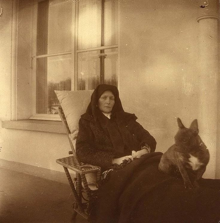 Государыня Императрица Александра Феодоровна со своим бульдогом Ортипо. Пес был убит большевиками ночью 17 июля 1918