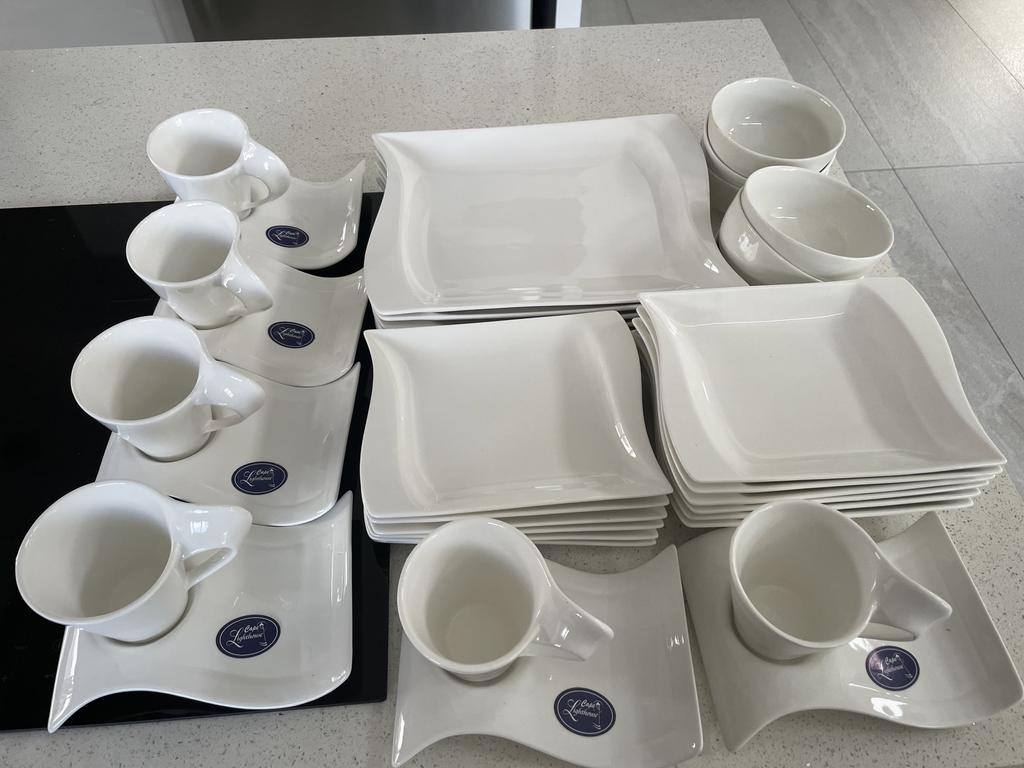 36 Piece Dinner Set 6X Bowls 6 X Dinner Plates 1X Wavy Tea Set *12 Piece (Cups and Saucers)* 6X Round Appetiser Bowls 6X Side Plates Price: R1200 WhatsApp to order: 0683174693 We deliver nationwide.