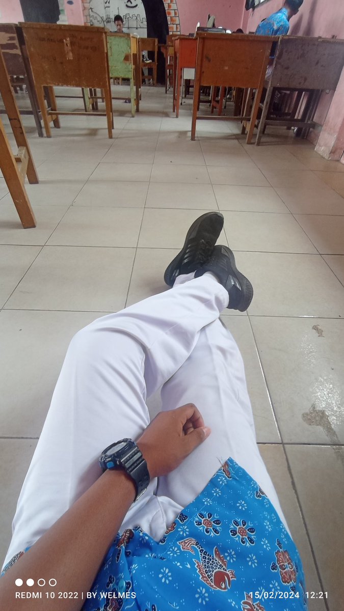 Furry_Fy's tweet photo. normal day at school https://t.co/zjbbRglvKs
