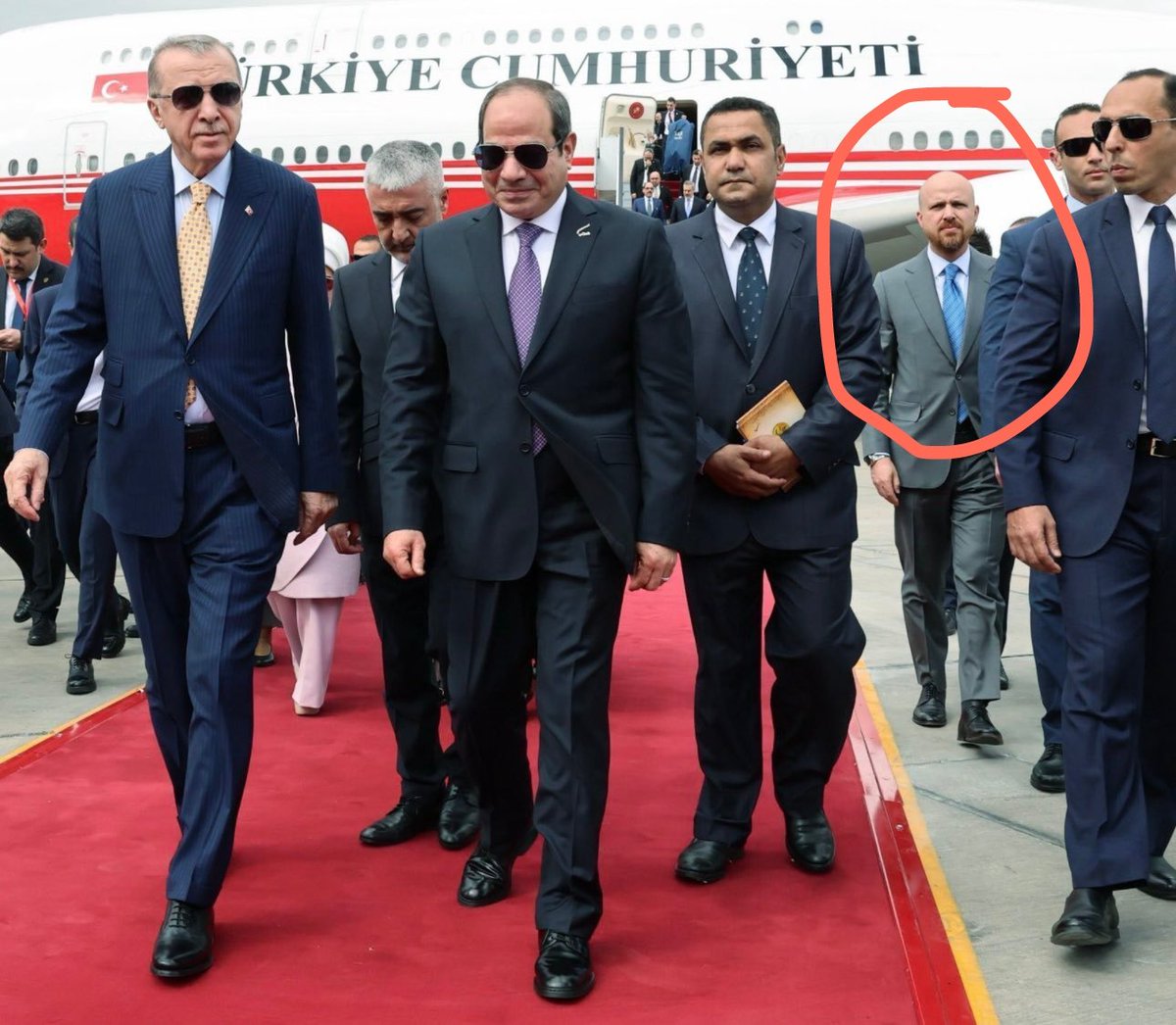 AvAliDvrmAn's tweet photo. *Necmettin Bilal Erdoğan isimli bu şahısın Türkiye-Mısır resmi  devlet protokolünde sıfatı ve görevi nedir ?

*Masrafları kim tarafından karşılanıyor ?

*Bu gezi turistik bir seyahat mi ?

*Devlet ciddi olur. Burası babanızın kurduğu çadır devleti değil... https://t.co/f4W0tR9p3w