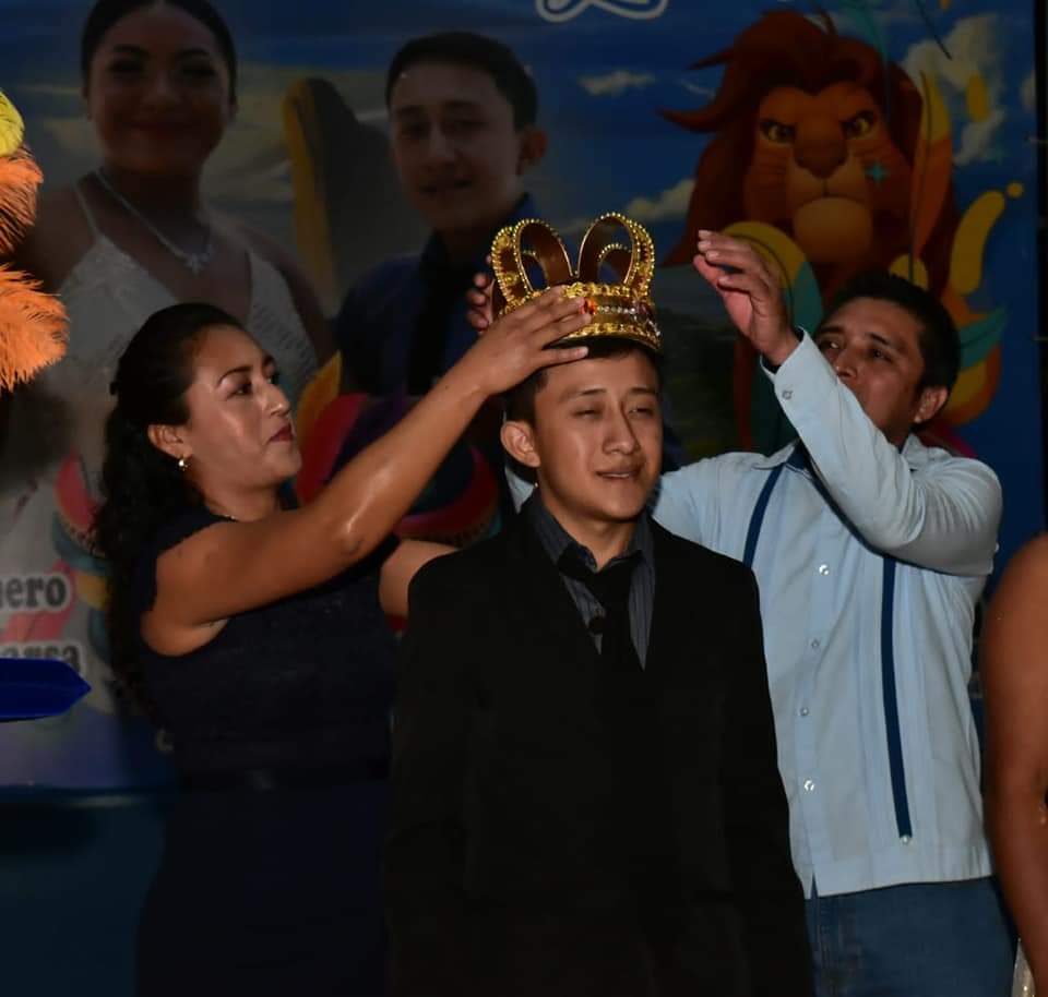 RodajeVisual's tweet image. Coronación de los soberanos del carnaval  #Mayapan  2024 Saidy I y Jose I, en palabras del alcalde del #AyuntamientoMayapán2124 el Lic. #VictorPoolCen

&quot;Agradezco al cabildo, docentes, la gente, felicitó a todas las comparsas que dieron una extraordinaria presentación al público&quot;