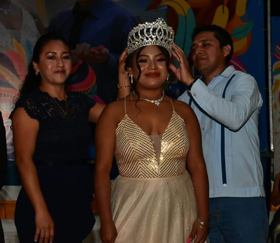 RodajeVisual's tweet image. Coronación de los soberanos del carnaval  #Mayapan  2024 Saidy I y Jose I, en palabras del alcalde del #AyuntamientoMayapán2124 el Lic. #VictorPoolCen

&quot;Agradezco al cabildo, docentes, la gente, felicitó a todas las comparsas que dieron una extraordinaria presentación al público&quot;