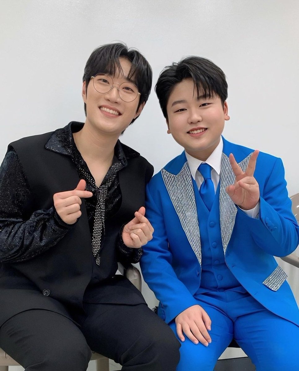 what1strot's tweet photo. 공훈 잔뜩 구겨진 거 개웃기다 하ㅠ https://t.co/oHGxxSXmAm