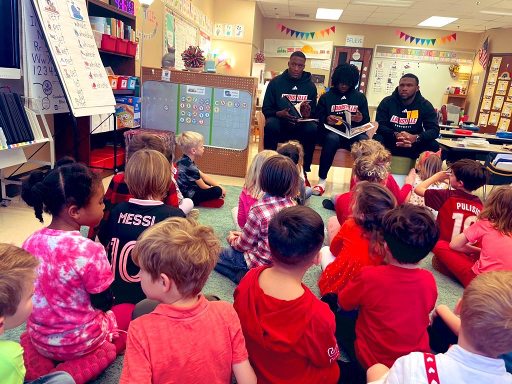 BloomBulldogs's tweet photo. The annual African American Read-In is always one of our favorite days of the whole year. We ❤️ celebrating the brilliance &amp; richness of Black history, culture, and community. Thank you, friends! @BloomBulldogs #BlackHistoryMonth @BloomHawthorne @BLOOM_AP_ https://t.co/JZE3N9ug0u
