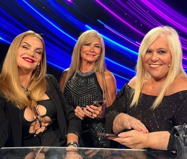 x:tu mamá es un amor cuando se junta con sus amigas.

mi mamá y sus amigas: