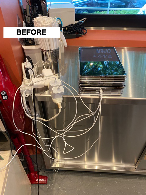 LocknCharge_JPN's tweet photo. タブレット5台用 急速充電ステーション「CarryOn USB-C PD」のBefore Afterです🫱

Beforeの状態は見た目が乱雑なのはもちろん、多忙なスタッフがケーブルに引っかかりタブレットが落下破損する可能性もあります。

CarryOnで大切な端末をストレスなく運用しませんか？
https://t.co/NRi5vgLsso https://t.co/XCYiHg9BYq