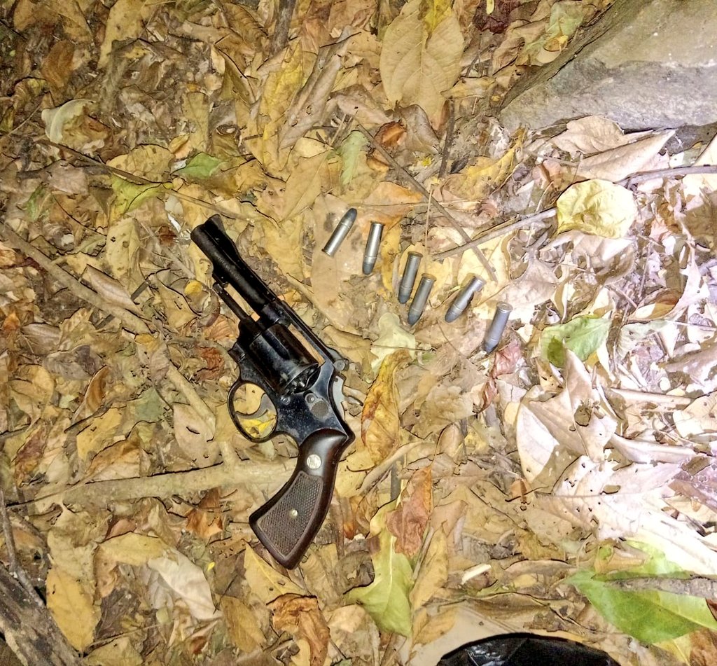 Durante patrullaje realizado en cantón Huertas, Ilobasco, Cabañas, ubicamos, en calidad de abandono, un revólver calibre .38 y 6 cartuchos.

#Seguimos 
#PlanControlTerritorial