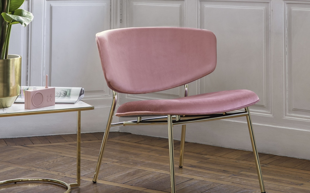 Add some retro charm to your space with the Calliaris Fifties Chair. Inspired by the classics of the 50s, this lighthearted armchair offers impeccable design and a spare, sleek look. Perfect for adding a touch of romance to any room.