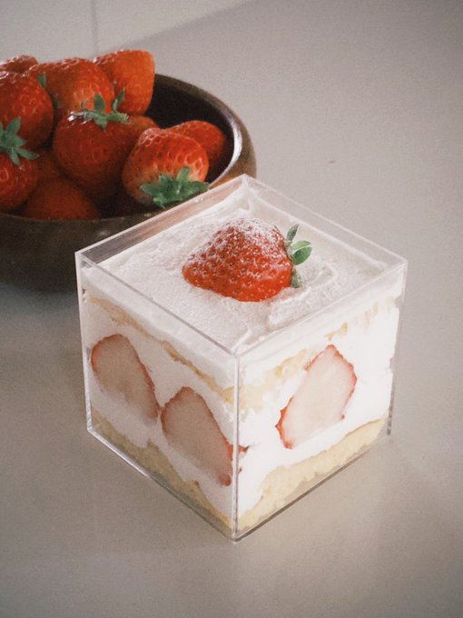 「still life strawberry shortcake」 illustration images(Latest)
