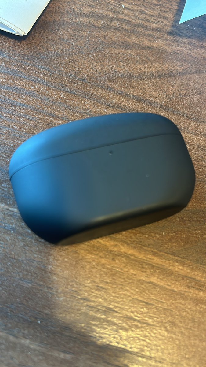 Risato612's tweet photo. まだ買って一ヶ月しか経ってないSONYのイヤホン壊れた…どうしよ https://t.co/UExC51R1af