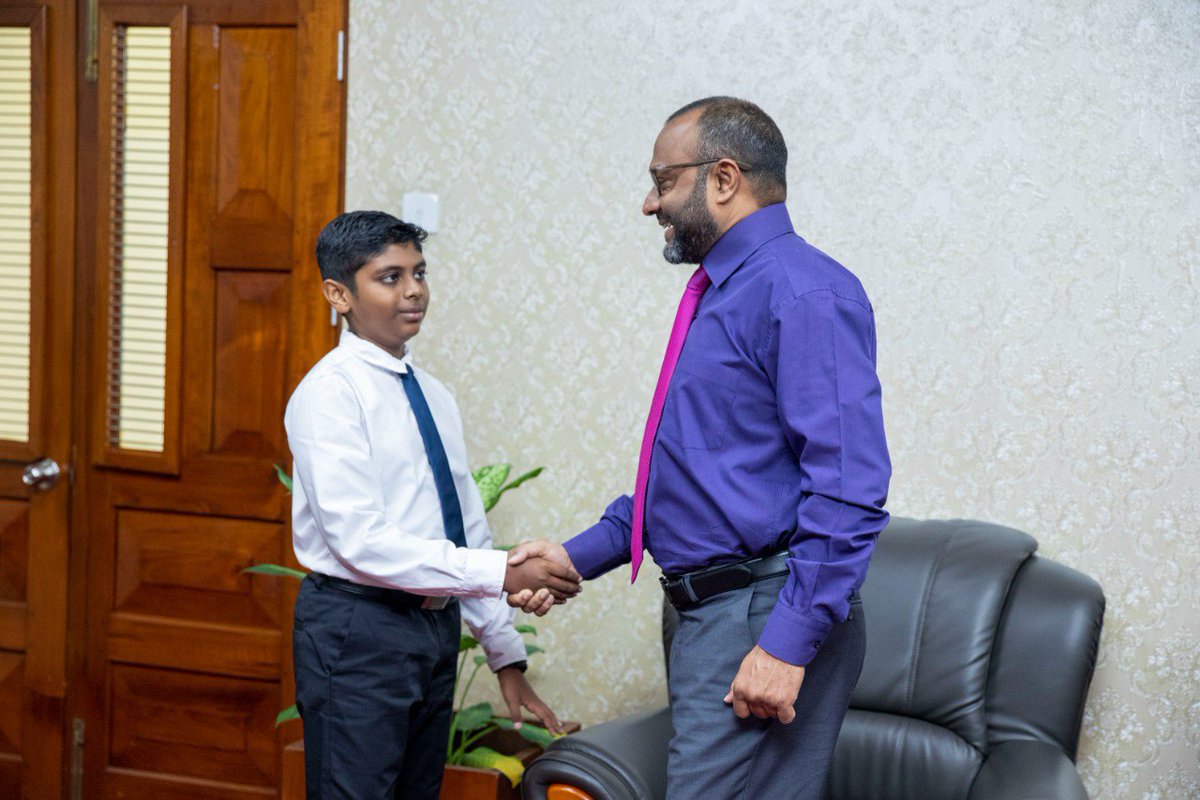 Mohamedshaheem1's tweet photo. އުމުރުން 11 އަހަރު. އިޒްކާން ކީރިތި ޤުރުއާން ހިތުދަސްކޮށް އިމްތިހާނު ހަދައި ނިންމުމުން އޭނާއާއި އޭނާގެ މަންމައާއި ބައްޕައާއި ބައްދަލުކޮށްލުމަކީ އުފާވިކަމެއް. އިޒްކާން އެދުނީ ރޯދަ މަހު އިމާމުވެ ތަރާވީސްކުރުމުގެ ފުރުޞަތު ދެއްވުމަށް. އިންޝާ ﷲ ފުރުޞަތު ލިބިގެންދާނެ. ❤️ https://t.co/NWaVawNoPr