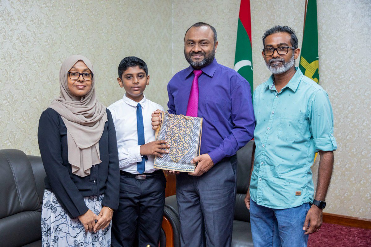 Mohamedshaheem1's tweet photo. އުމުރުން 11 އަހަރު. އިޒްކާން ކީރިތި ޤުރުއާން ހިތުދަސްކޮށް އިމްތިހާނު ހަދައި ނިންމުމުން އޭނާއާއި އޭނާގެ މަންމައާއި ބައްޕައާއި ބައްދަލުކޮށްލުމަކީ އުފާވިކަމެއް. އިޒްކާން އެދުނީ ރޯދަ މަހު އިމާމުވެ ތަރާވީސްކުރުމުގެ ފުރުޞަތު ދެއްވުމަށް. އިންޝާ ﷲ ފުރުޞަތު ލިބިގެންދާނެ. ❤️ https://t.co/NWaVawNoPr