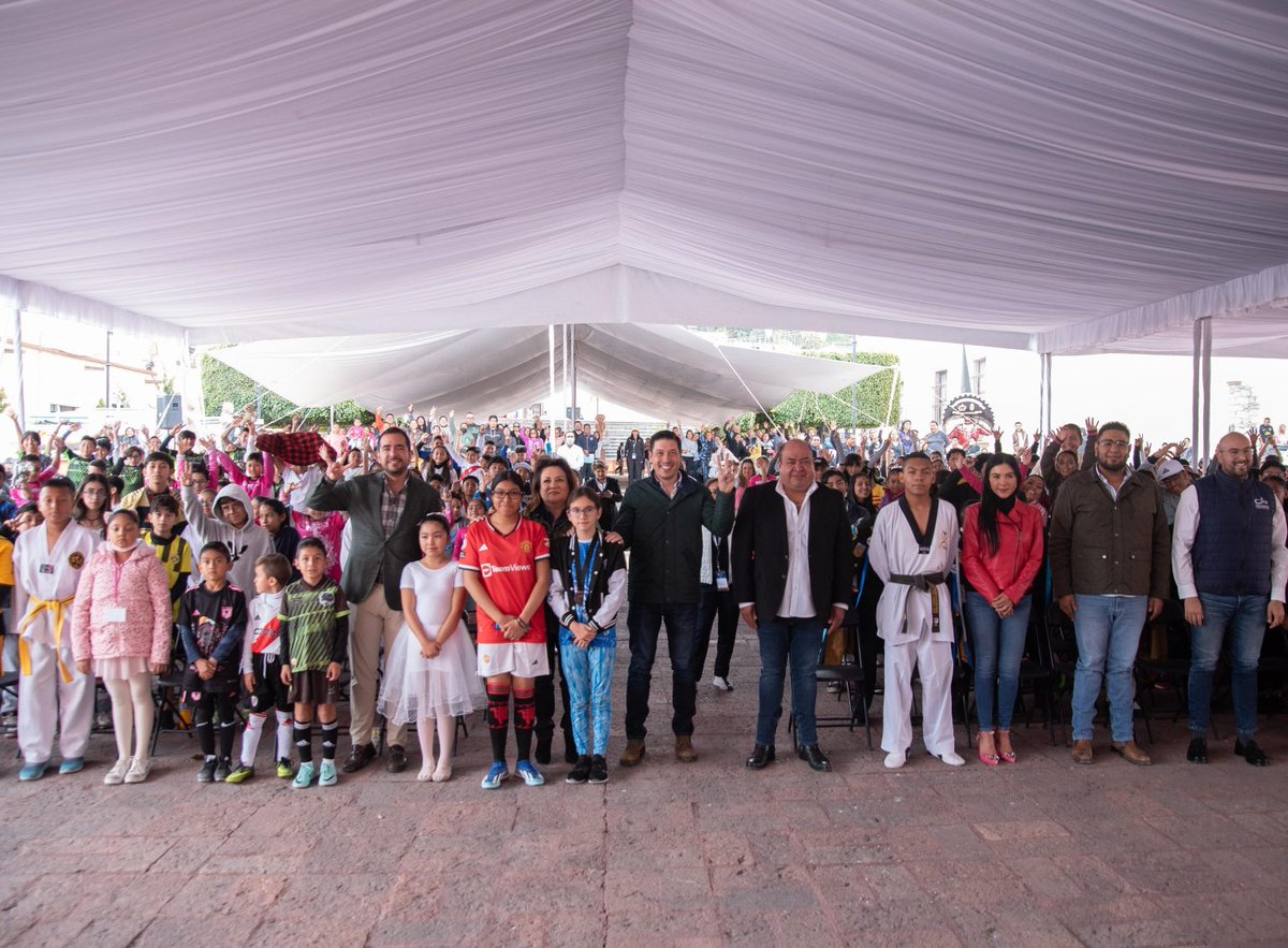 noticiasdeqro's tweet photo. #INDECU  | 👉🏻👤 El jefe de la Oficina de la Presidencia del municipio de El Marqués, Rodrigo Castelán, en representación del presidente municipal, Enrique Vega Carriles, encabezó el evento “Entrega de Becas Deportivas y Culturales”.

https://t.co/44tfiTlu99

#QRO #QUERETARO https://t.co/yy6dT9diT3