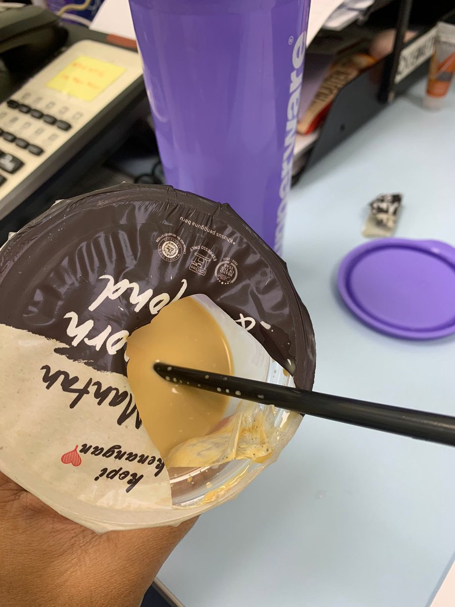 astiwptw's tweet photo. Halo @Kopikenangan_ID , Masa di kopi nya ada plastik nya begini ? beli di outlet SPBU Pamularsih Semarang. https://t.co/wcAJb31DVN