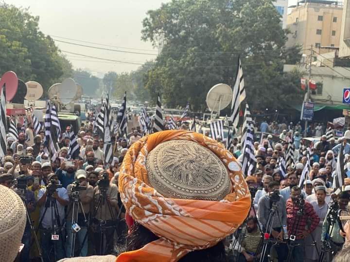 جے یو آئی کے زیر اہتمام الیکشن کمیشن کراچی کے دفتر کے سامنے احتجاجی مظاہرے سے علامہ راشد محمود سومرو صاحب خطاب فرما رہے ہیں
#ایوان_نہیں_میدان