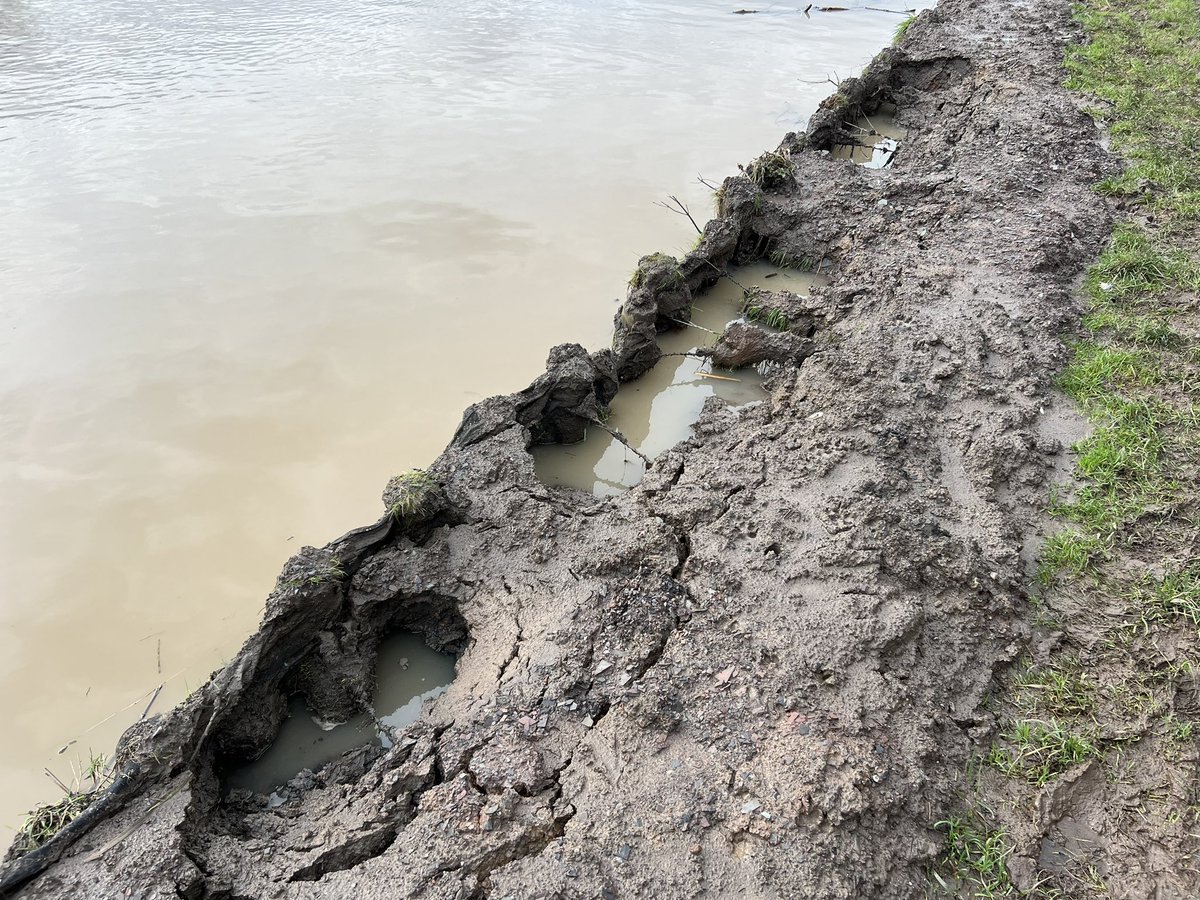 Looks like the newly restored bank is washing away with all the rain 
///online.pitch.firmly

@CRTWestMidlands @CRTBoating @CRTnotices