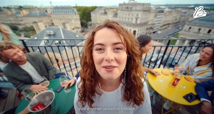 Así es la nueva campaña francesa para acercar el vino a los nuevos consumidores: Burdeos se moderniza buscando al público joven y actual. vinetur.com/2024021577978/…