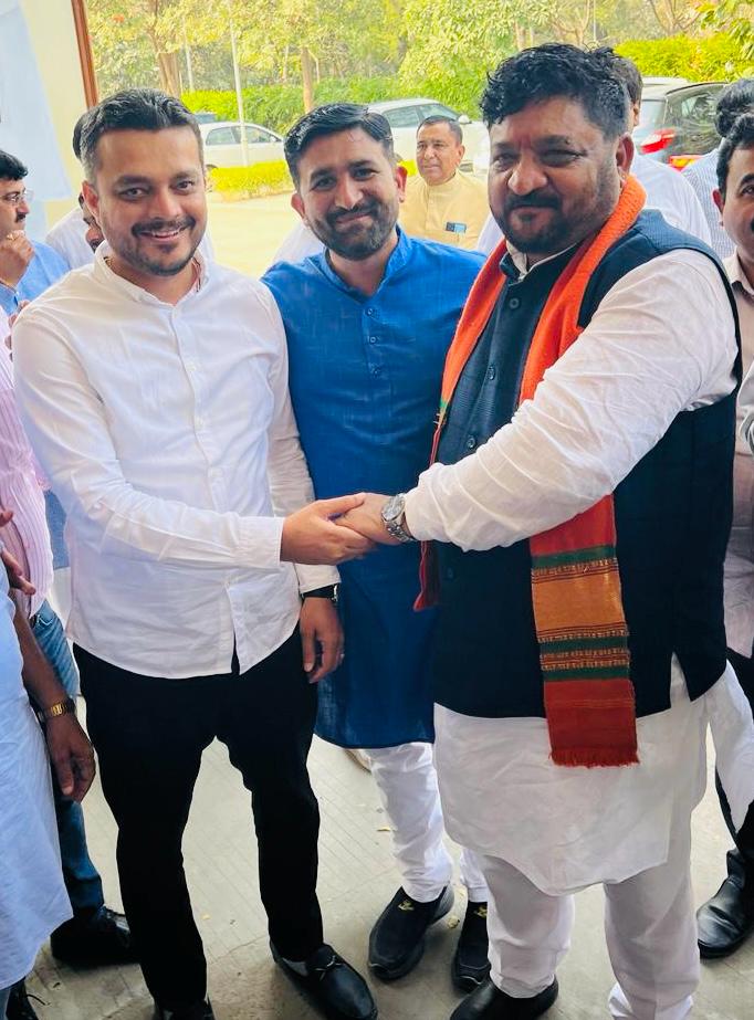 ikaushaldave's tweet photo. ગુજરાત રાજ્યસભાની ચૂંટણી માટે ભાજપાના ઉમેદવાર તરીકે નામાંકન પત્ર ભરવા બદલ શ્રી મયંકભાઈ નાયકજી ને રૂબરૂ અભિનંદન સહ જીતની અગ્રીમ શુભકામનાઓ પાઠવી.

ગરીબો અને વંચિતોની સુખાકારી માટે આપ હંમેશા સેવારત રહીને અંત્યોદય કલ્યાણના ધ્યેયને સાચા અર્થમાં સાર્થક કરશો, જેનો મને પૂર્ણ વિશ્વાસ છે. https://t.co/GS5U7kZok4