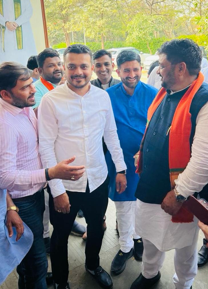 ikaushaldave's tweet photo. ગુજરાત રાજ્યસભાની ચૂંટણી માટે ભાજપાના ઉમેદવાર તરીકે નામાંકન પત્ર ભરવા બદલ શ્રી મયંકભાઈ નાયકજી ને રૂબરૂ અભિનંદન સહ જીતની અગ્રીમ શુભકામનાઓ પાઠવી.

ગરીબો અને વંચિતોની સુખાકારી માટે આપ હંમેશા સેવારત રહીને અંત્યોદય કલ્યાણના ધ્યેયને સાચા અર્થમાં સાર્થક કરશો, જેનો મને પૂર્ણ વિશ્વાસ છે. https://t.co/GS5U7kZok4