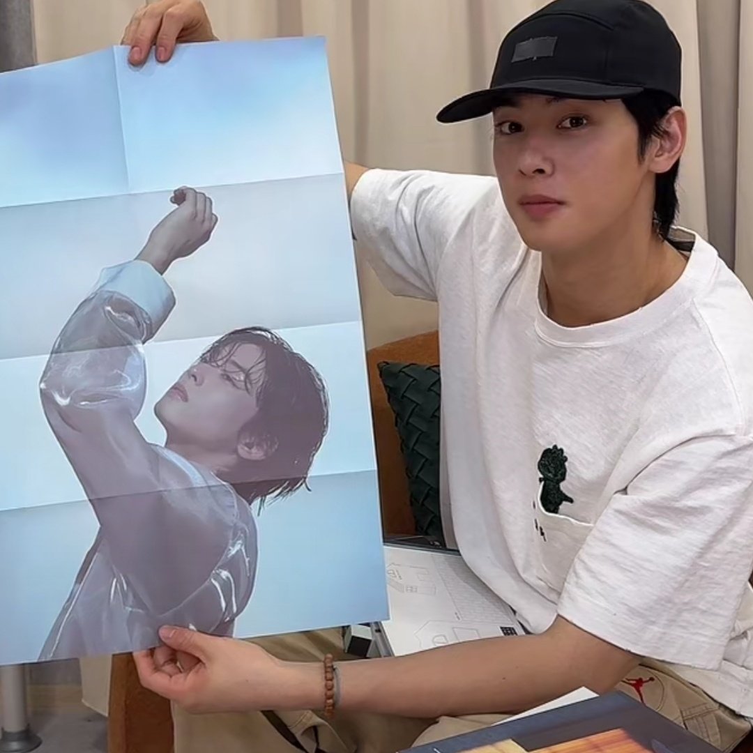 RomSanha's tweet photo. Not Eun-woo telling us to buy these 😭
 #CHAEUNWOO #차은우 #ENTITY_CHAEUNWOO #ASTRO https://t.co/4FLewXhwNc