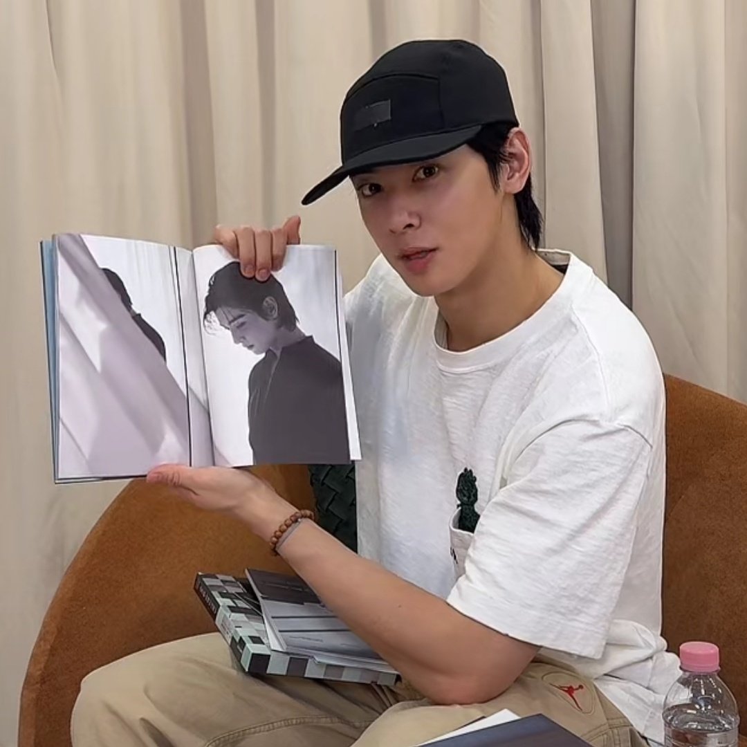 RomSanha's tweet photo. Not Eun-woo telling us to buy these 😭
 #CHAEUNWOO #차은우 #ENTITY_CHAEUNWOO #ASTRO https://t.co/4FLewXhwNc