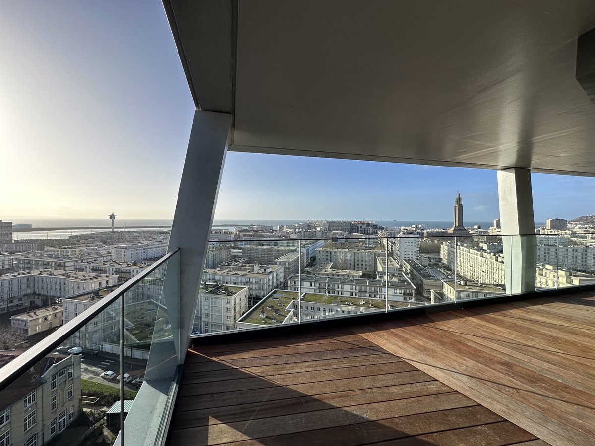 Sogeprom's tweet photo. 🏆La tour Alta est finaliste aux #MIPIMAwards, dans la catégorie Best Residential Project, parmi les plus grands projets immobiliers mondiaux !
🏢Cette tour vrillée de 58m propose des vues d’exception sur la ville, la mer et les bassins.
👉Rdv en mars pour les votes du public ! https://t.co/NRzhDx8daq