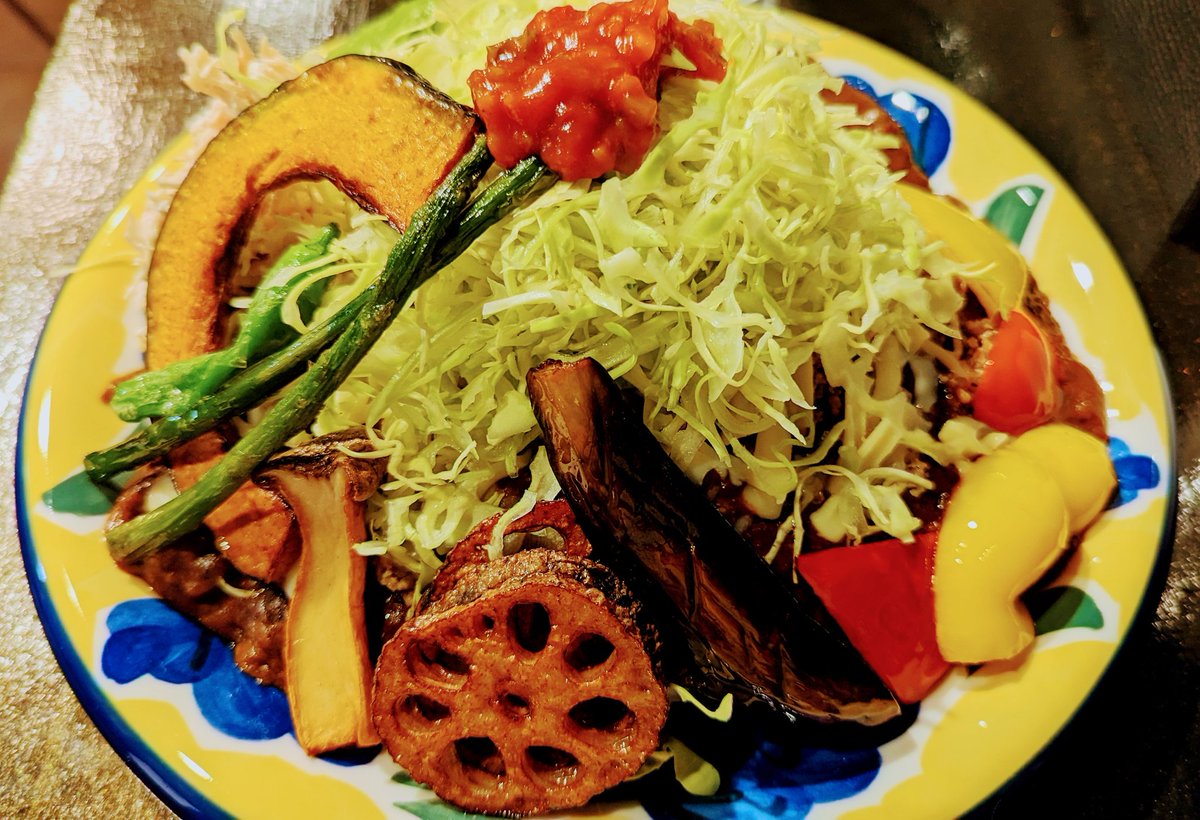 Arkbirds's tweet photo. 仕事が早く終わった日はディナートリコカレー！
タコに野菜は彩り華やか（お皿も可愛い）
野菜も好きなのでとても嬉しい…✨
今日も美味しく頂きました、ありがとうございます！ https://t.co/5RQ7MIRgok