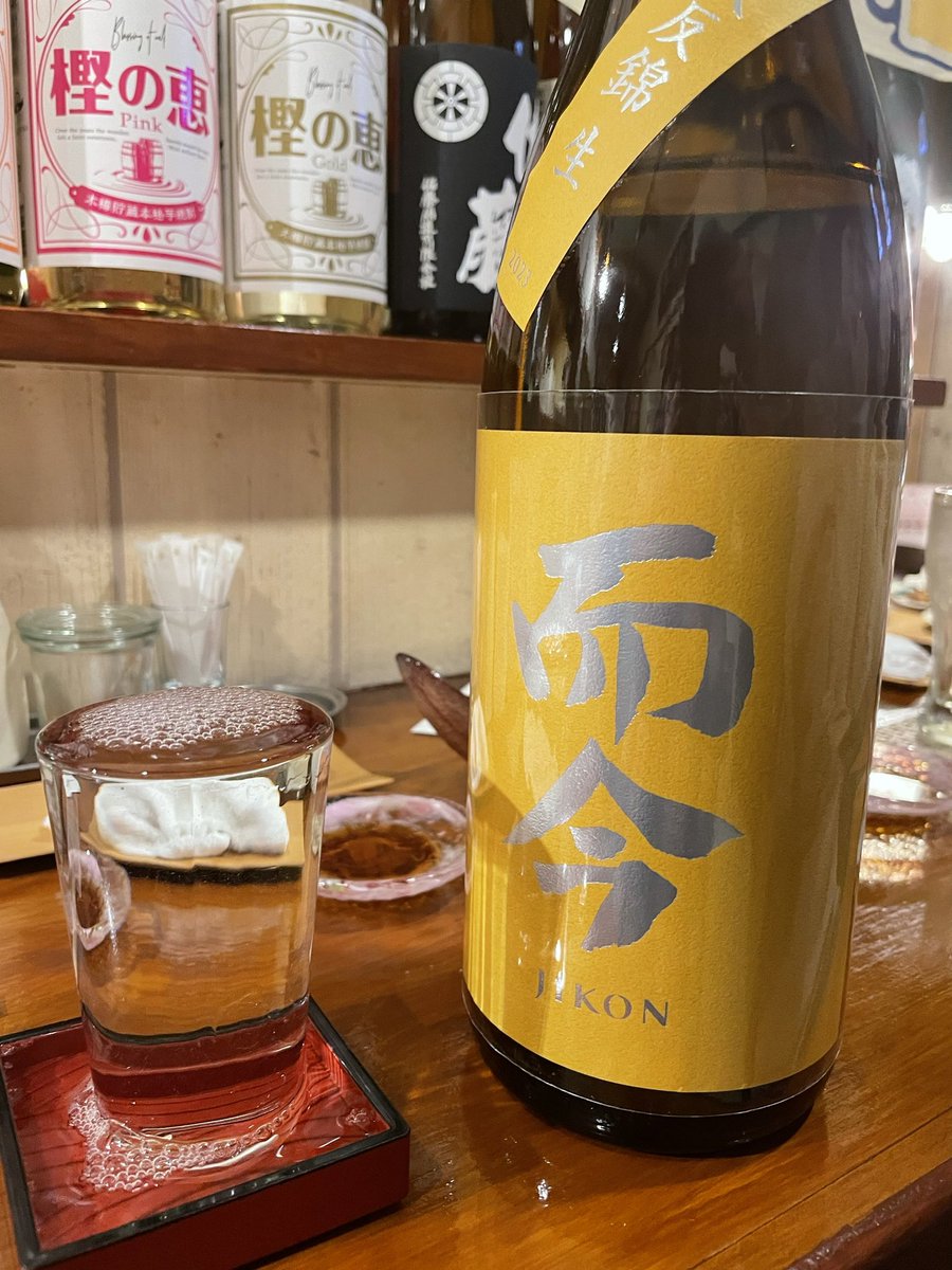 chabow's tweet photo. 平日だけどレア日本酒とのことで飲んじった😅
うまいっ！
#日��酒
#而今
#炭火焼き鳥ふたぎ https://t.co/QcezUQuW81