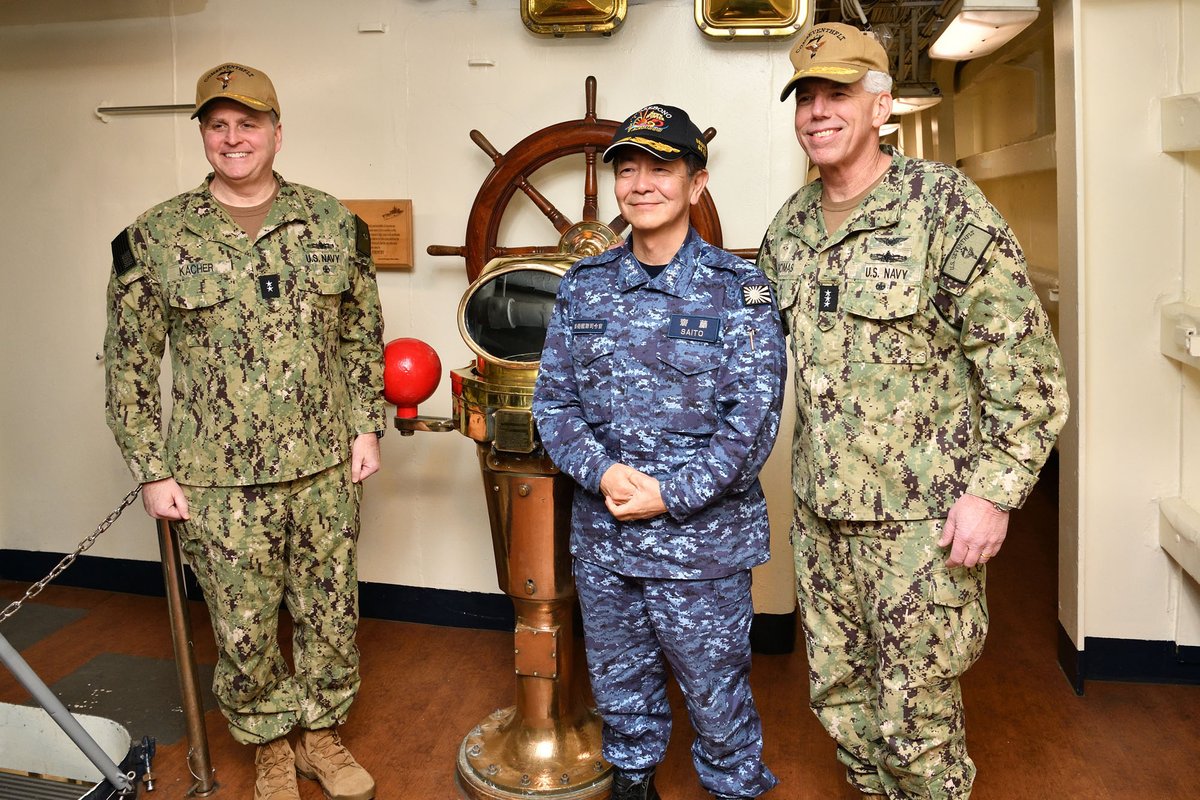齋藤自衛艦隊司令官は、米海軍第7艦隊司令官トーマス中将及び次期同