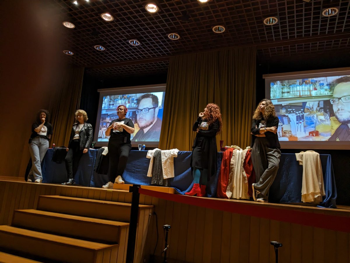 InvestigaUS's tweet photo. Nuestras @cientificasUS se suben de nuevo al escenario de la @etsii hoy para celebrar el @11defebreroES 👏👏 y para hablar de la noticia del momento #escutoides en @MarvelSpain 🤩

https://t.co/VVmmbJLWLM

#DivulgaUS #11F2024 #MujerYCiencia https://t.co/ASbyTcEJKy