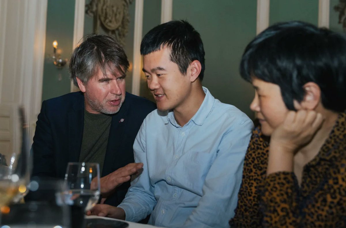 UnicodeChess's tweet image. Tournament Director Sebastian Siebrecht with Ding Liren and his mother.
#FreestyleChess #FreestyleChessGOAT2024