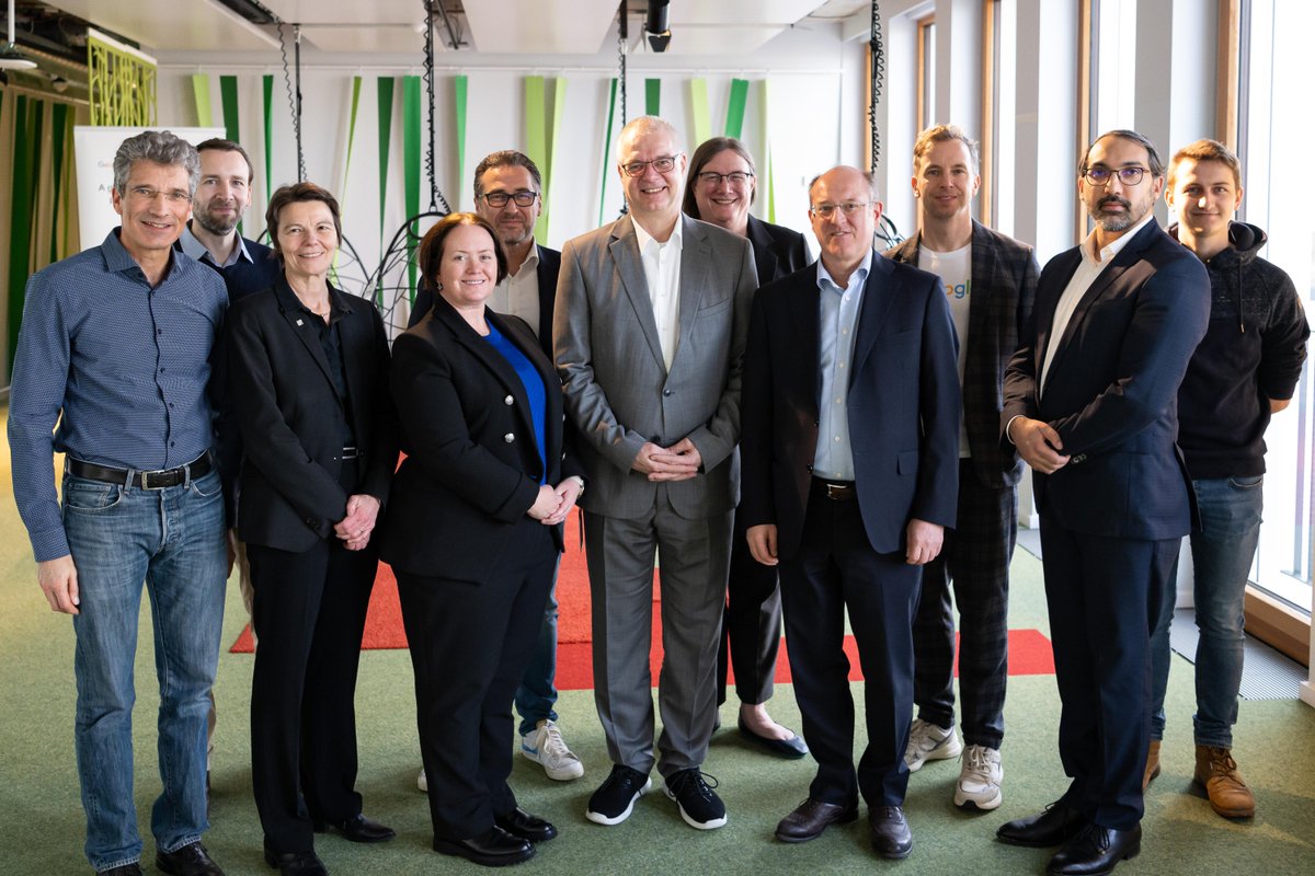 Google Deutschland (@googlede) on Twitter photo Gemeinsam mit der <a href="/TU_Muenchen/">TU München</a> werden wir die Forschung im Bereich #KI und #Cybersecurity weiter voran treiben und zwar mit sieben neuen Forschungsprojekten: goo.gle/4bB8pTD Danke für den Besuch in unserem Münchner Büro zum „Munich Research Day on AI and Cybersecurity"! Gemeinsam mit der <a href="/TU_Muenchen/">TU München</a> werden wir die Forschung im Bereich #KI und #Cybersecurity weiter voran treiben und zwar mit sieben neuen Forschungsprojekten: goo.gle/4bB8pTD Danke für den Besuch in unserem Münchner Büro zum „Munich Research Day on AI and Cybersecurity"!