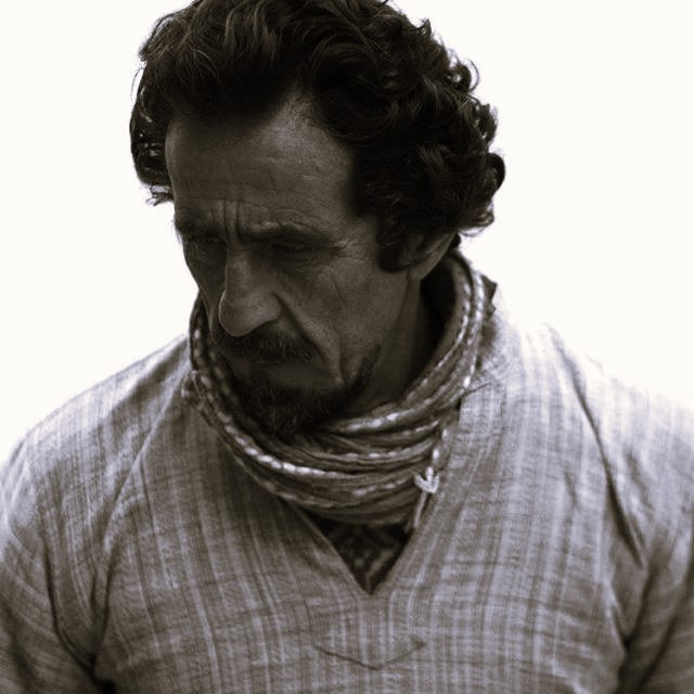 🪐 El día de hoy os traemos la escultura "Planetes, máquina eólica" de Martí Alvar 

A partir de diversos materiales, algunos reutilizados, crea una estructura móvil mediante un mecanismo eólico. De esta manera, se acerca al ready-made con objetos de desecho para erigir un tótem.