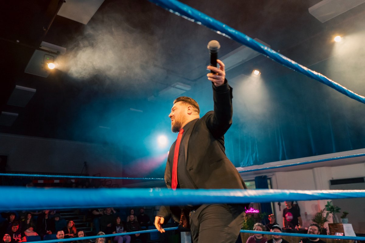 TrueGritWrestle's tweet photo. The man, the myth, the legend. Yes, this is a @TheBobbyCash appreciation post. Working tirelessly to announce wrestlers, conduct raffles, wish small humans happy birthday and field complaints from Ivy. Let's hear it for Bobby Cash!
#wrestlingannouncer #bobbycash #leedsevents https://t.co/1etGFBBbCh