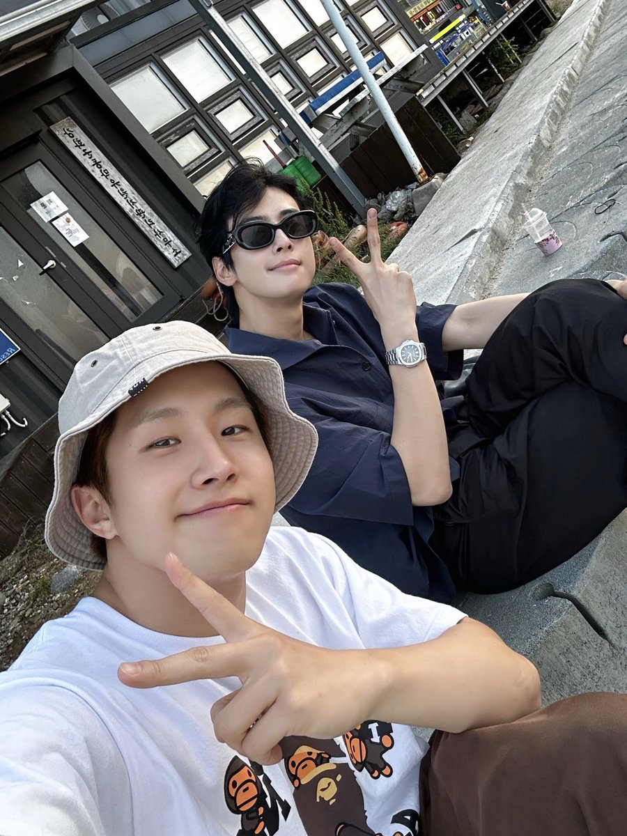 offclASTRO's tweet image. 은우야 첫 솔로앨범 축하한다!!!ㅎㅎ 
영화한편을 만들었어!! 너무 멋있다^^
대박나자 파이팅😍 팬미팅도 파이팅😍
#아스트로 #차은우 #엔티티 #ENTITY #STAY