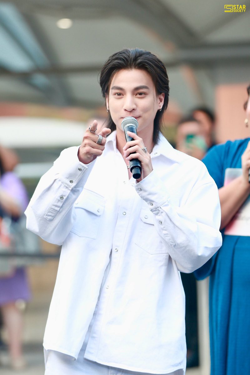STARSOCIETY_TH's tweet photo. ศิลปินเดี่ยว 100% “กลัฟ คณาวุฒิ”  เปิดตัวซิงเกิ้ลเดบิวต์ เพลง “Congratulations (ยินดีกับเธอ)  โดยได้ THE TOYS มาเขียนเนื้อร้อง/ เขียนทำนอง รวมถึงเรียบเรียง และ Producer 

CONGRATULATIONS PRESSCON

#GulfKanawut
#กลัฟคณาวุฒิ 
#CongratulationsGulf
#ยินดีกับเธอGulf https://t.co/YVrFl2zeuz