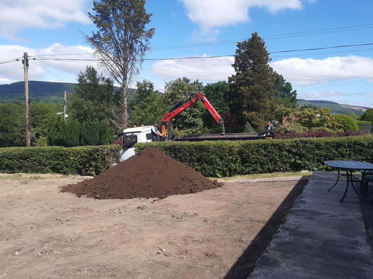 mouse_workshop's tweet image. After nearly 10 years of not being looked after, the front lawn needed some attention and levelling. Nearly 20 tonnes of topsoil and a lot of hard work later it&apos;s almost there!